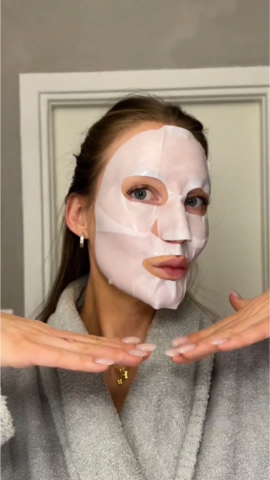 Kvinna med en kollagenmask applicerad