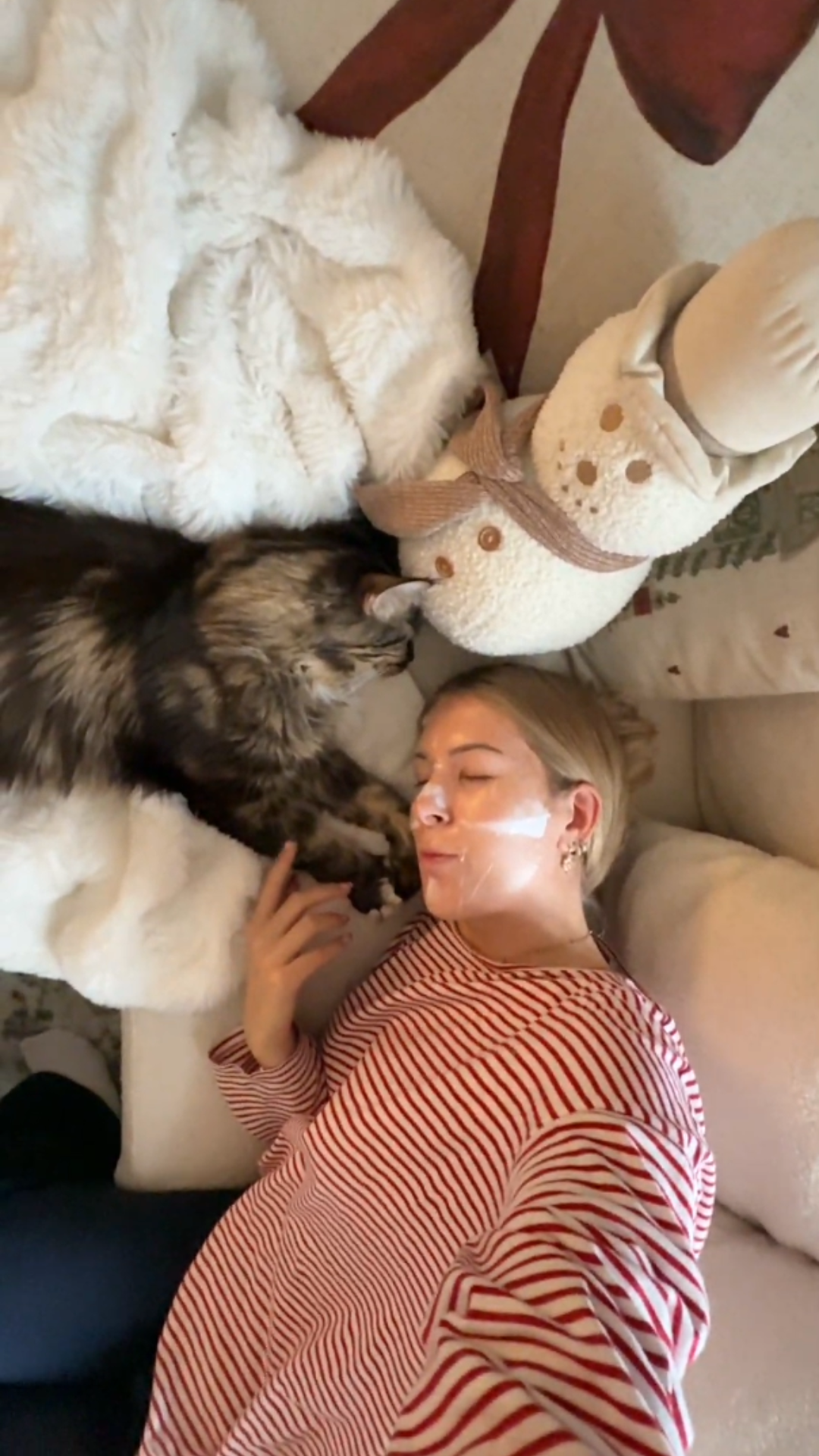 Kvinna som brukar en kollagenmask