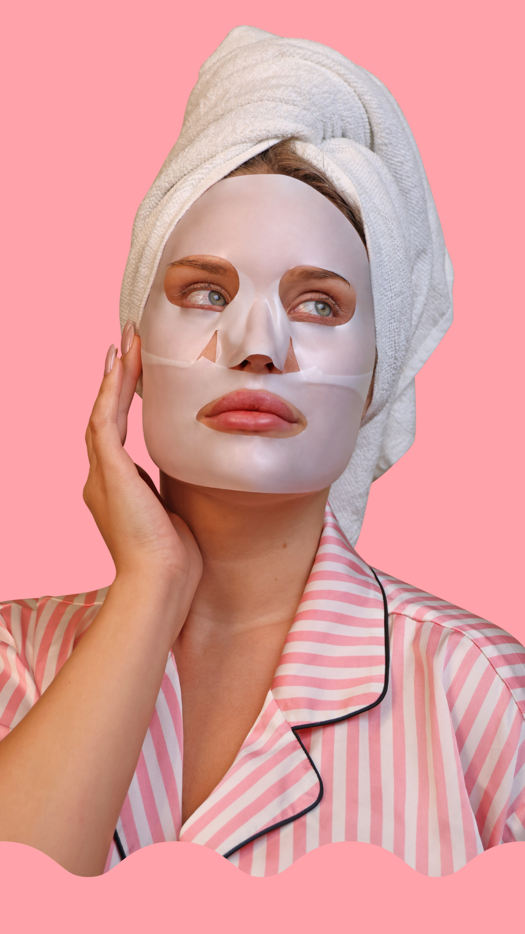 Kvinna som använder en kollagenmask med en handduk för håret