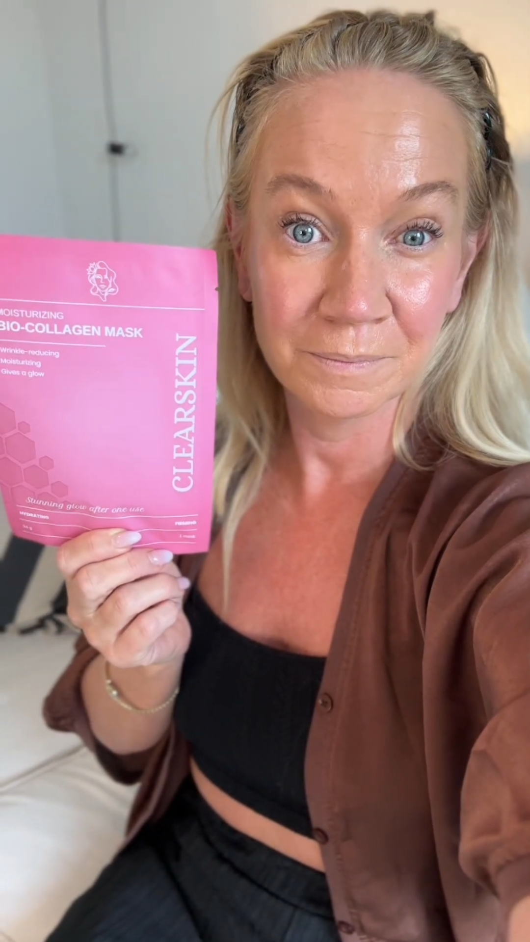 Kvinna som håller i en kollagenmask från Clearskin
