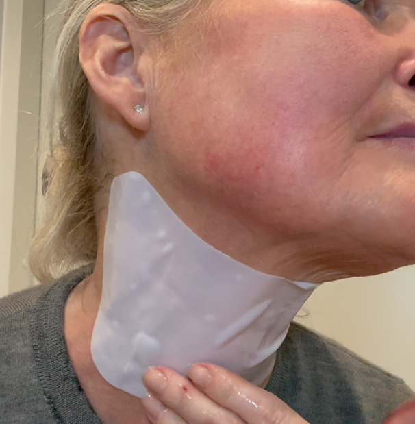 Kvinna som brukar en kollagenmask för halsen